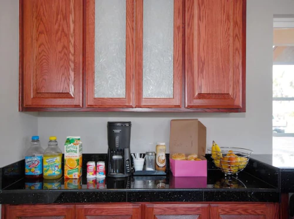 Фото Solaire Inn & Suites