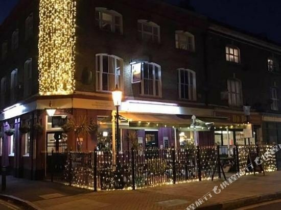 Гостиница Summerfield Pub & Boutique Rooms в Лондоне