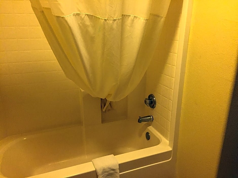 Фото Days Inn by Wyndham Kingman East