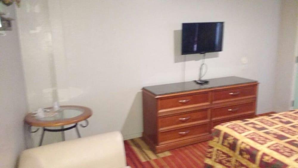 Фото La Petite Rouge Motel