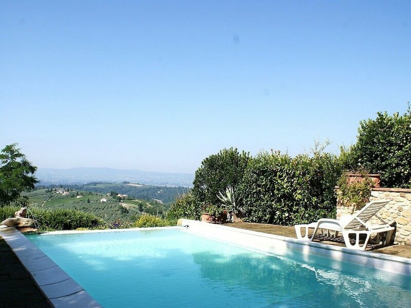 Гостиница Lush Holiday Home in Tavarnelle Val di Pesa With Shared Pool