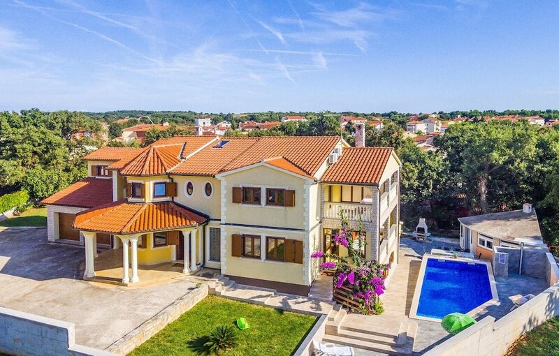Stunning Home in Medulin With Wifi and 7 Bedrooms