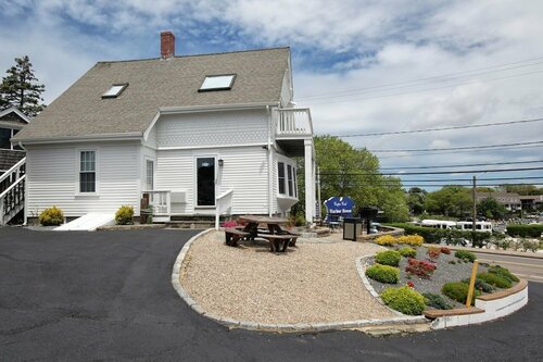 Гостиница Cape Cod Harbor House Inn в Гианнисе