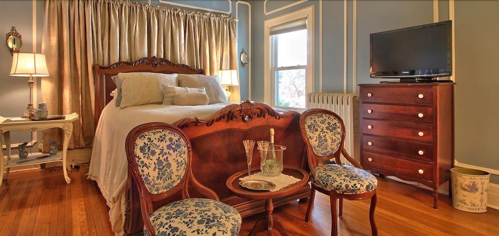 Фото Mathis House, A Victorian Bed & Breakfast and Tea Room at 600 Main