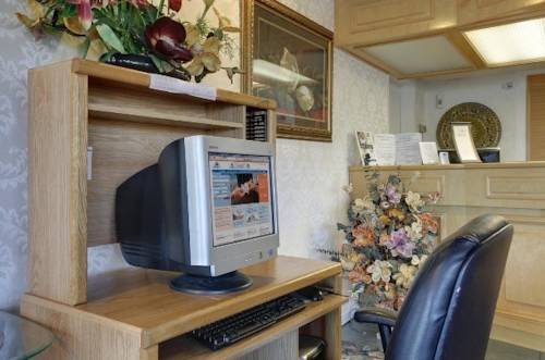 Фото Days Inn by Wyndham Gilroy