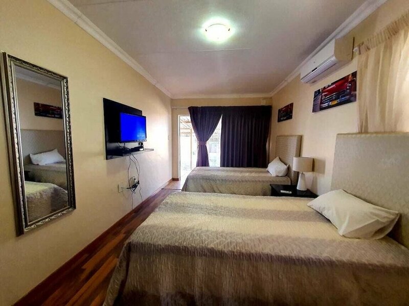 Жильё посуточно 2 People Room in one of the Select Guesthouses in Mahikeng
