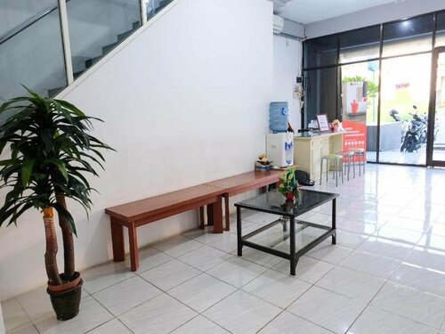 Гостиница RedDoorz near Ahmad Yani Airport 3 в Семаранге