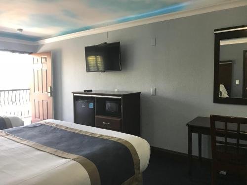 Фото Hollywood Palms Inn and Suites