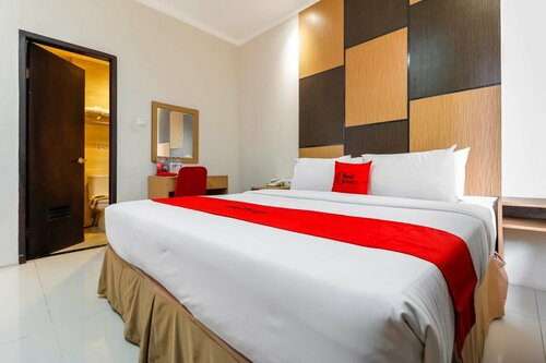 Гостиница RedDoorz Plus near Pantai Losari в Макасаре