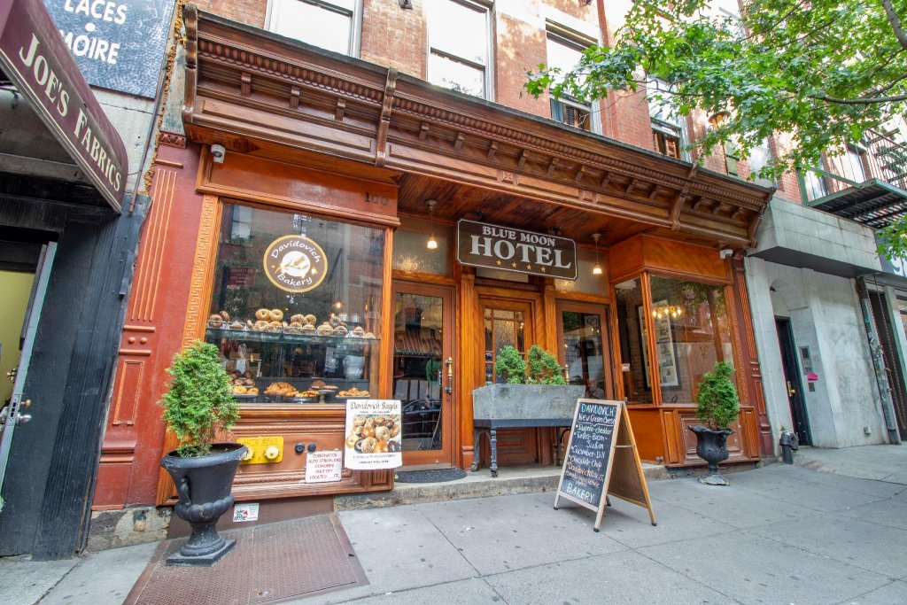 Фото The Historic Blue Moon Hotel - Nyc