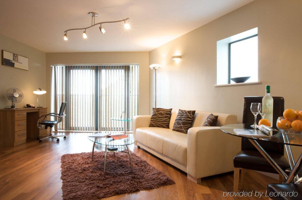 Фото Roomzzz Leeds City West