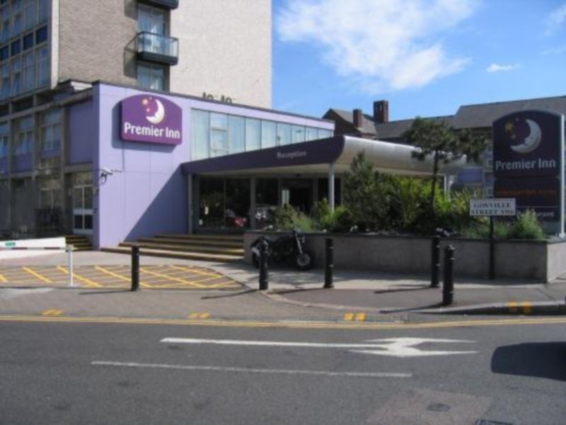 Фото Premier Inn London Putney Bridge
