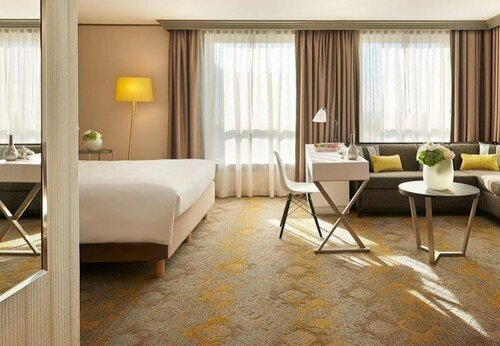 Гостиница Renaissance Paris La Defense в Уйе