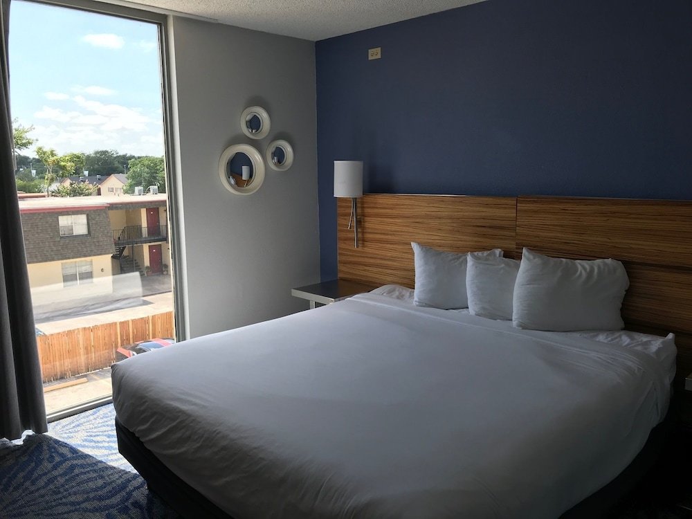 Фото 817 Hotel Days Inn by Wyndham Att Stadium/Texas Live