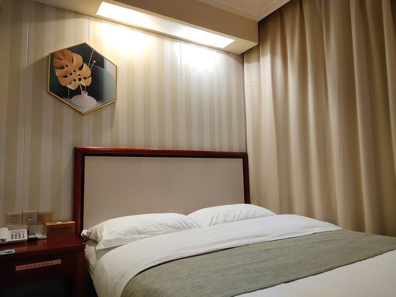 Фото GreenTree Inn Zhenjiang Center Street No. 1 Peoples Hospital Express Hotel