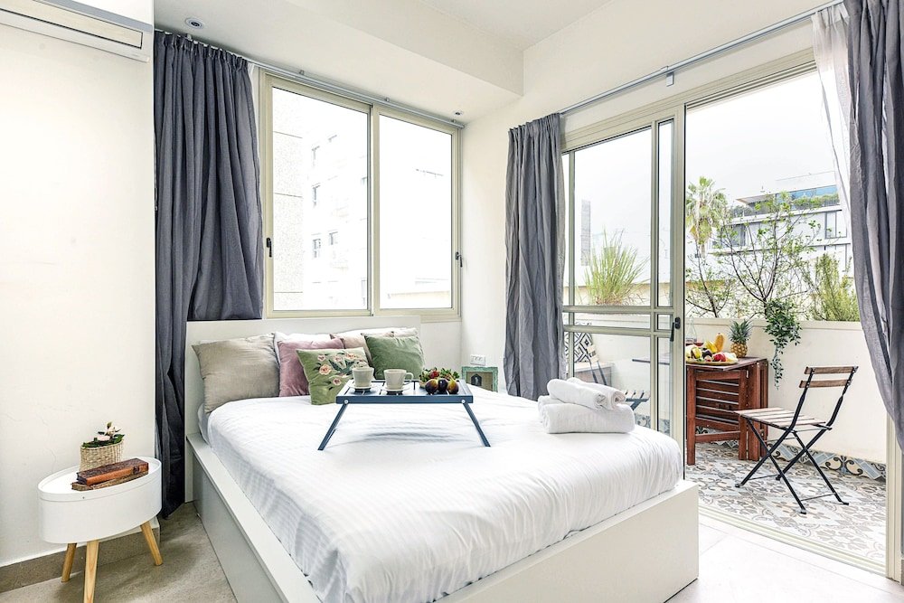 Фото Unique Building w Balcony Rothschild Blv