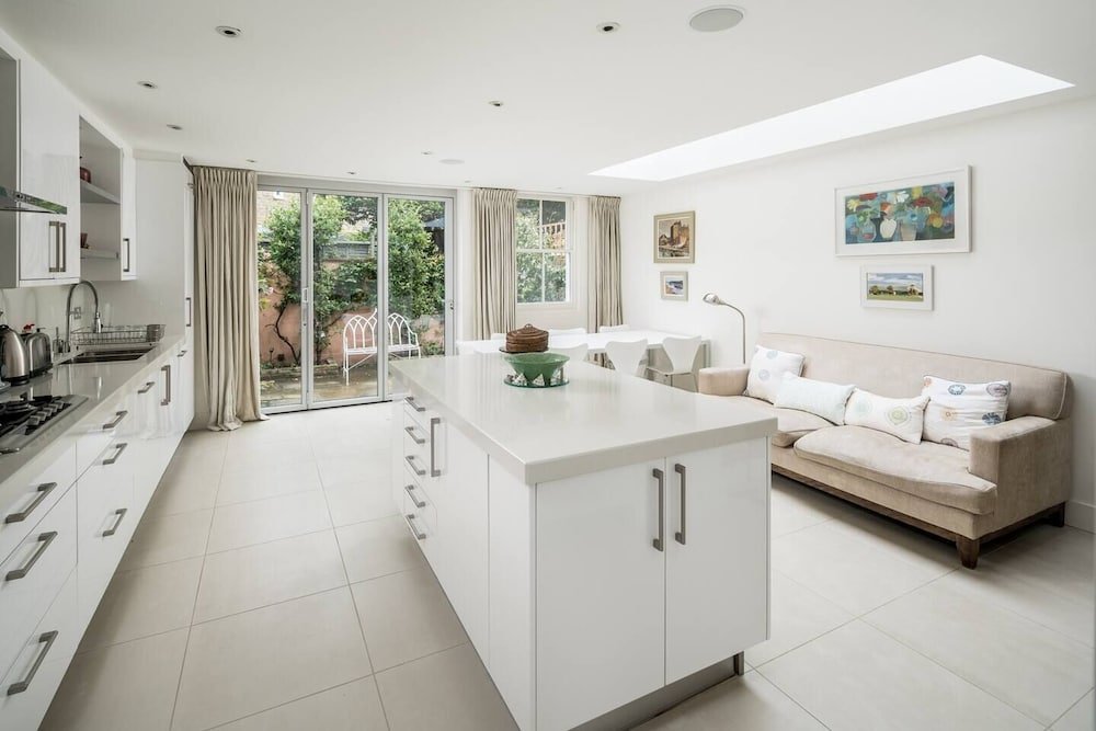 Фото Exceptional 4-bed house right by Battersea Park
