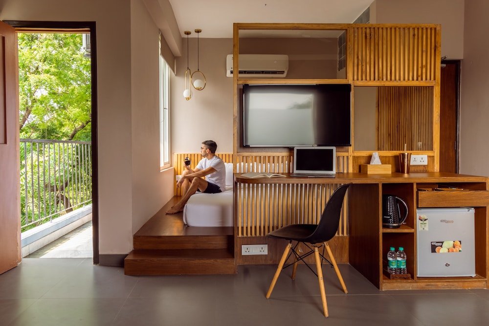 Фото Minimalist Poshtel & Suites