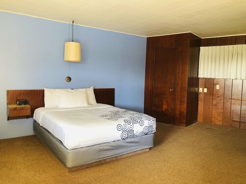 Гостиница Curly Redwood Lodge в Кресент Сити