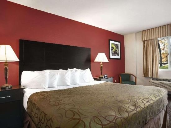 Фото Travelodge by Wyndham Traverse City Mi