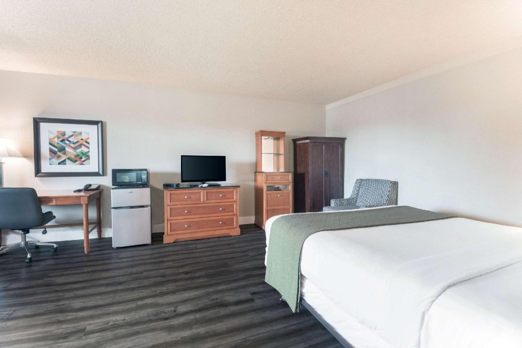 Фото Rodeway Inn Portland Airport Hotel