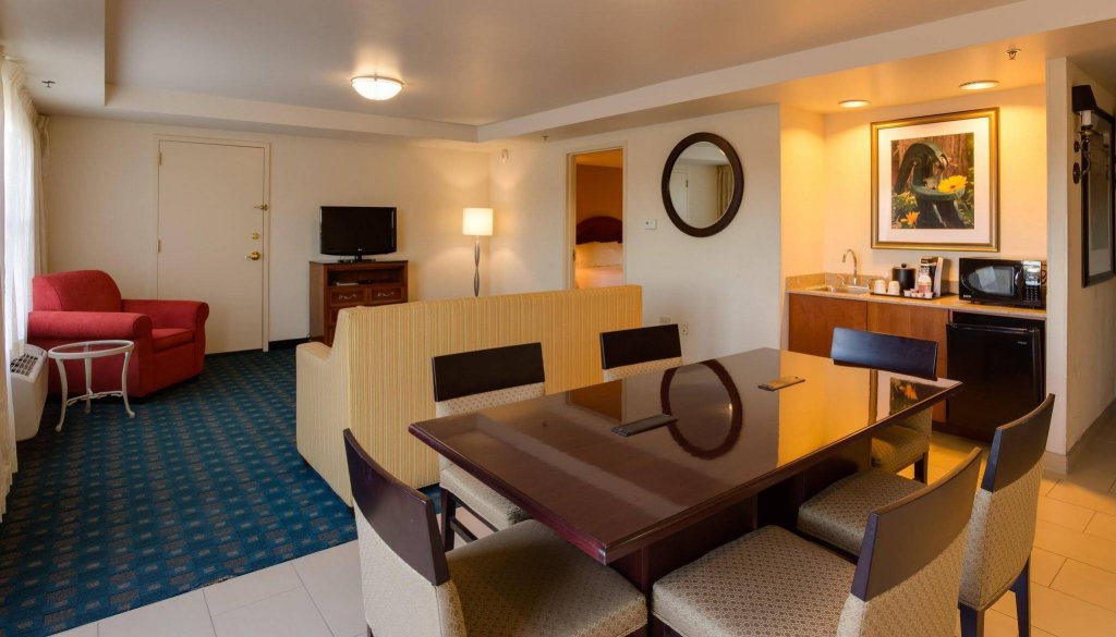 Фото Hilton Garden Inn Suffolk Riverfront