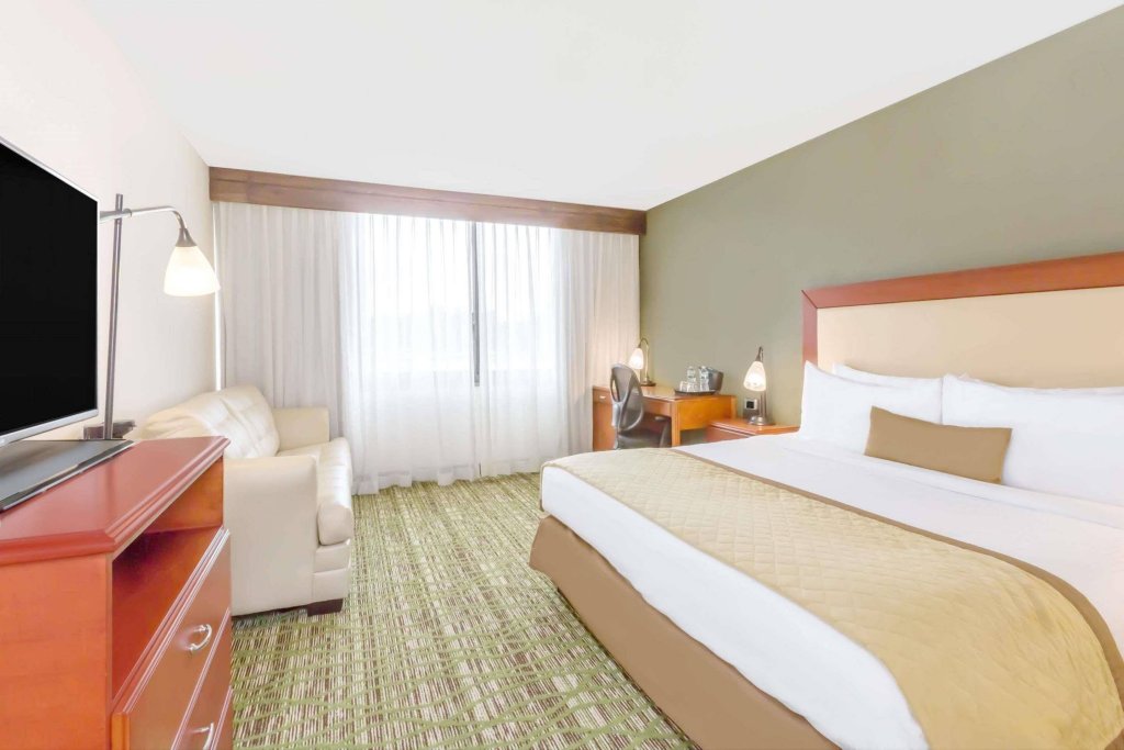 Фото Clarion Hotel & Suites