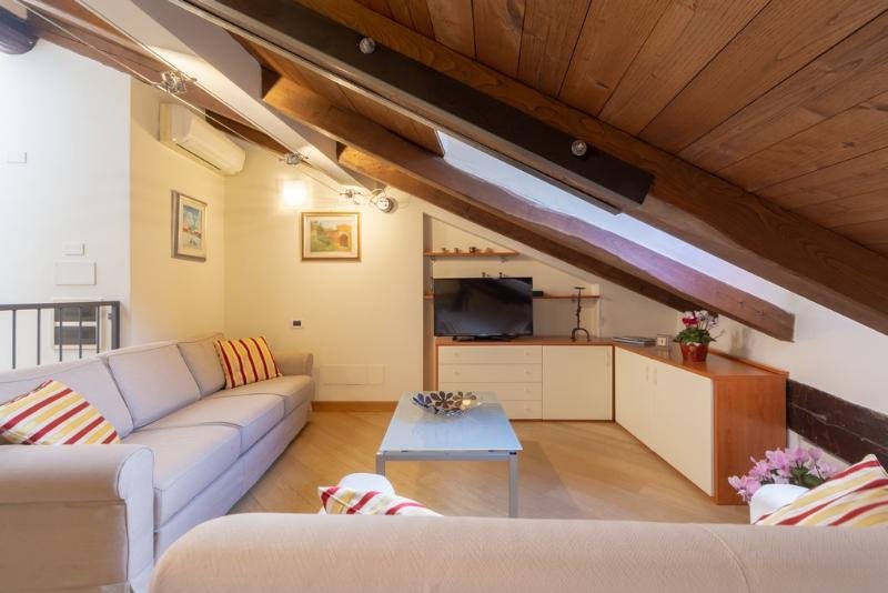 Фото Tra le Due Torri e Piazza Santo Stefano Apartment