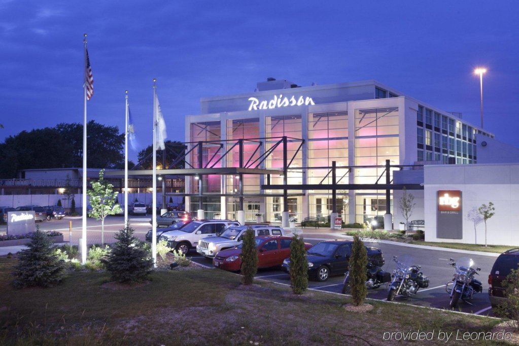 Фото Delta Hotels by Marriott Milwaukee Northwest