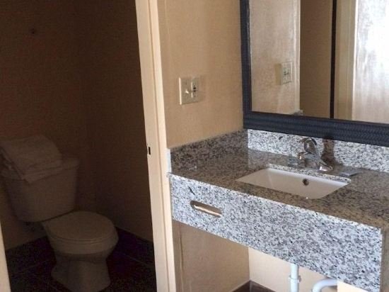 Фото Diamond Inn and Suites