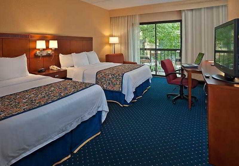 Фото Courtyard Charlotte Arrowood