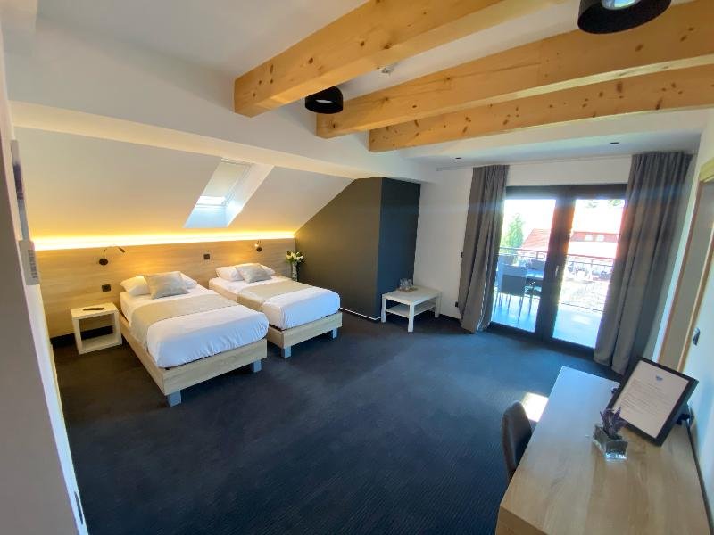 Фото 16 Lakes Hotel