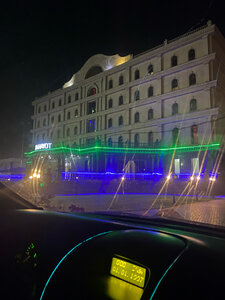 Әйел еңкейіп, жігіт оны трассады