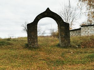 Каменные церковные ворота (Минская область, Мядельский район, Сватковский сельсовет, агрогородок Сватки), достопримечательность в Минской области