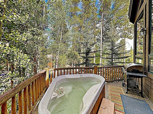 Жильё посуточно New Listing! Modern Ski Lodge W Hot Tub 4 Bedroom Home