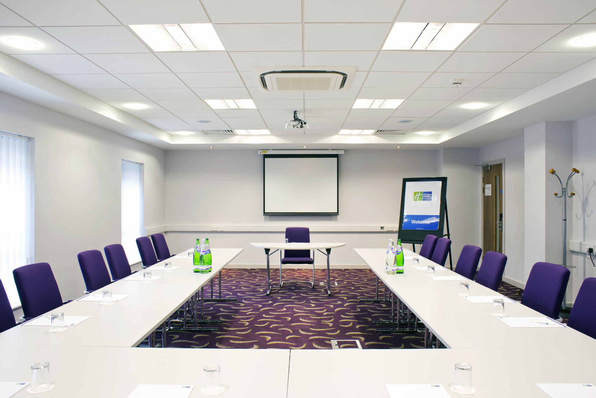 Фото Holiday Inn Express Dunstable, an Ihg Hotel