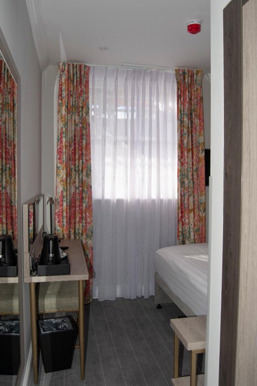 Фото Byron Hotel London