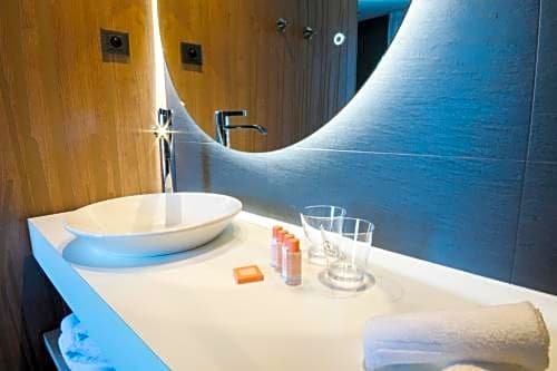 Фото Golden Tulip Montpellier Centre St Roch