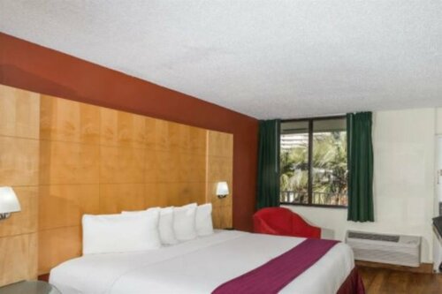 Гостиница Travelodge by Wyndham Fort Lauderdale Beach в Форт-Лодердейл