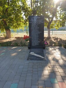 Мемориальный комплекс воинам односельчанам,погибшим в великой Отечественной войне 1941-1945 гг. (Volgograd Region, Sredneakhtubinskiy rayon, Akhtubinskoye selskoye poseleniye, posyolok Kolkhoznaya Akhtuba, Klubny pereulok), monument, memorial