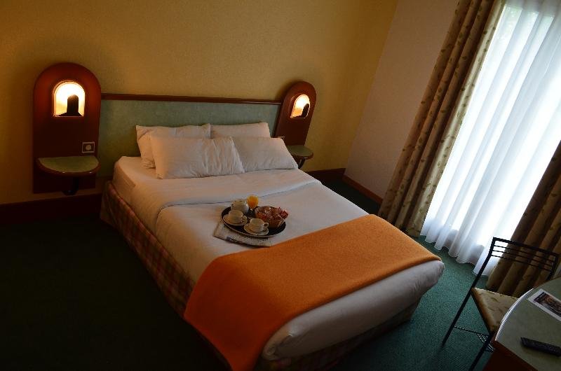 Фото Hostellerie Saint Vincent Beauvais Aéroport