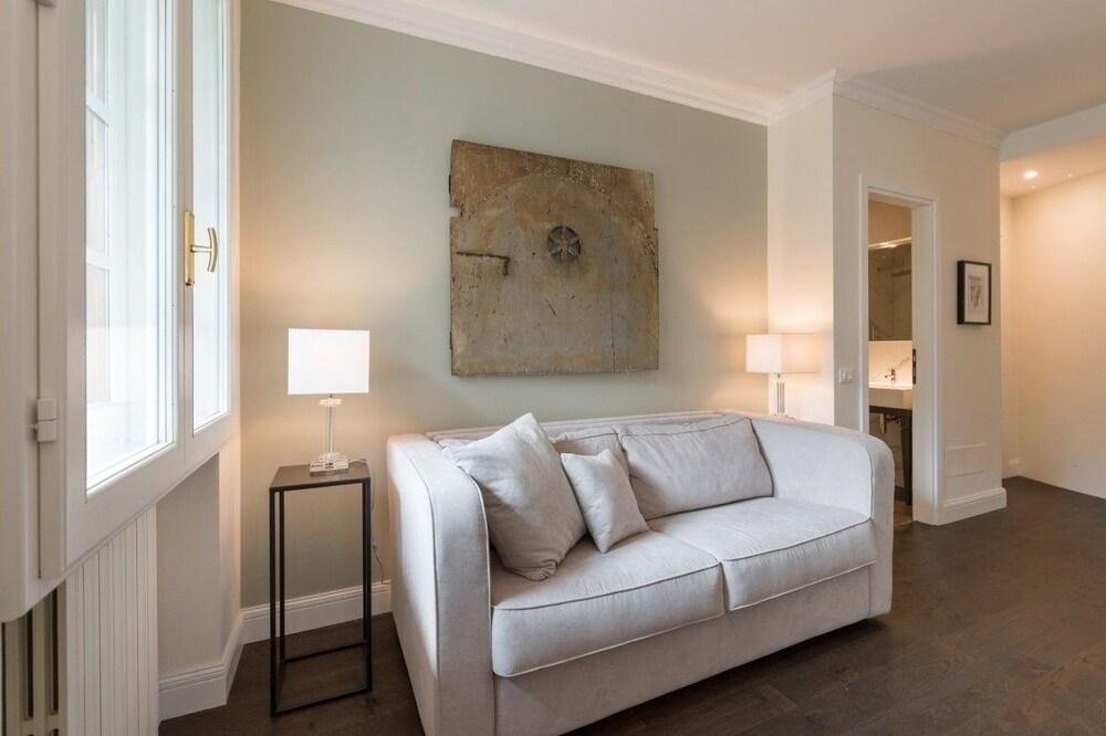 Фото Deluxe Apartment