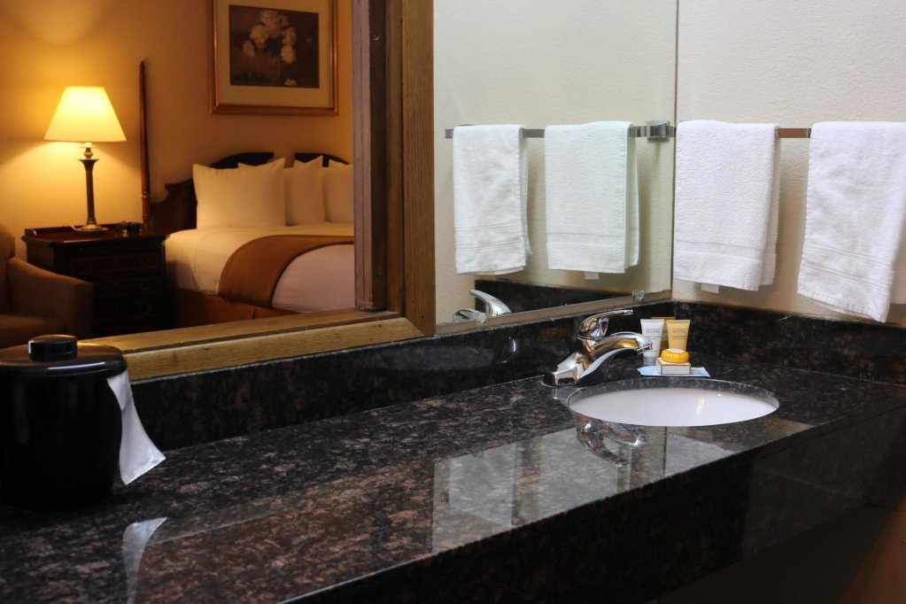 Фото Holiday Manor McPherson