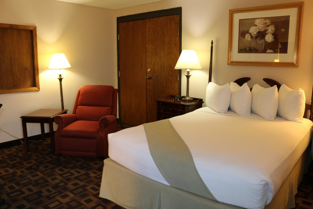 Фото Holiday Manor McPherson