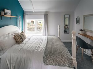 Harpur Cottage (England, Navy Line, Barlow Moor Road Metrolink station), hotel