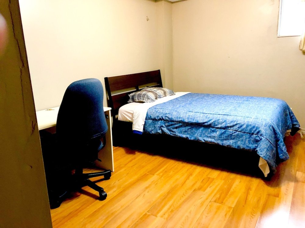 Фото Room around York University Subway