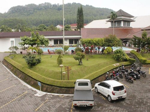 Гостиница Front One Resort Magelang в Магеланге