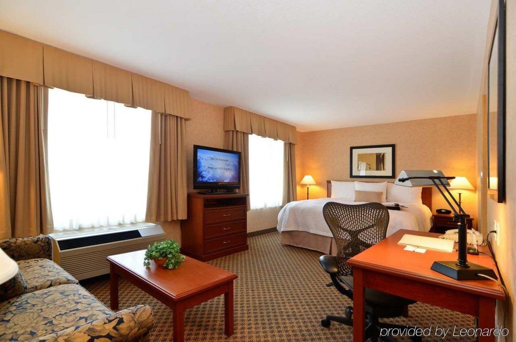 Фото Hampton Inn & Suites by Hilton Langley-Surrey