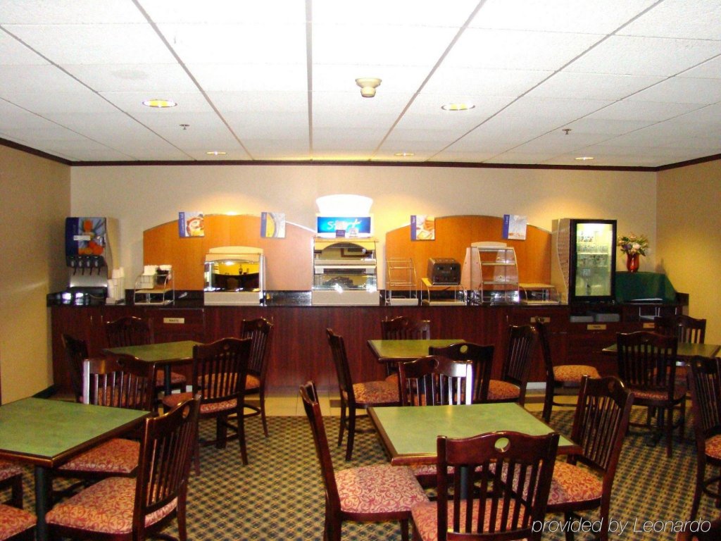 Фото Country Inn & Suites by Radisson, Mt. Pleasant-Racine West, Wi