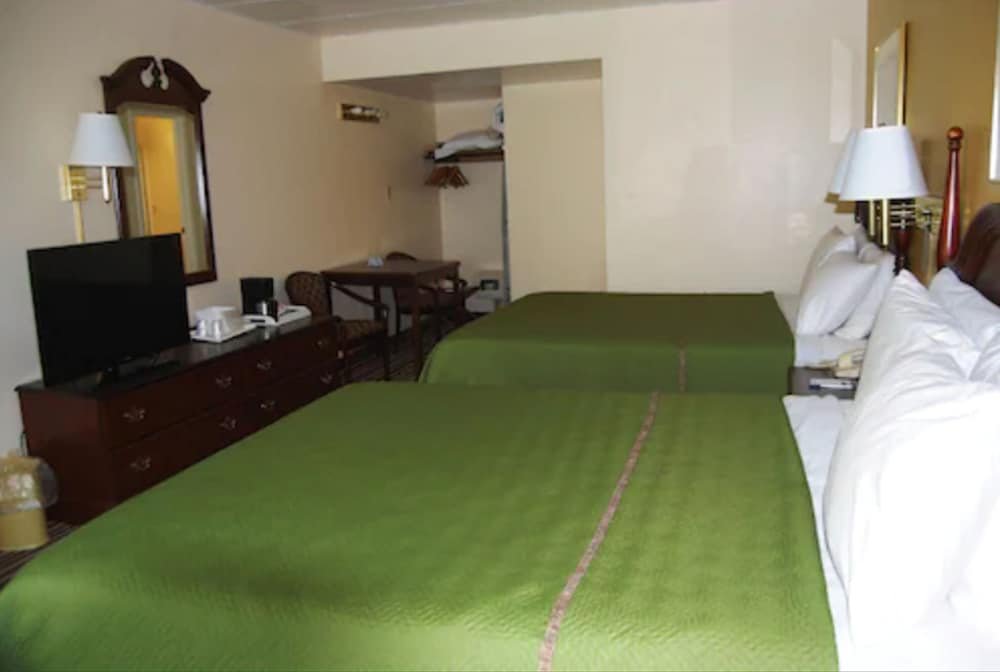 Фото Travelodge by Wyndham Chambersburg